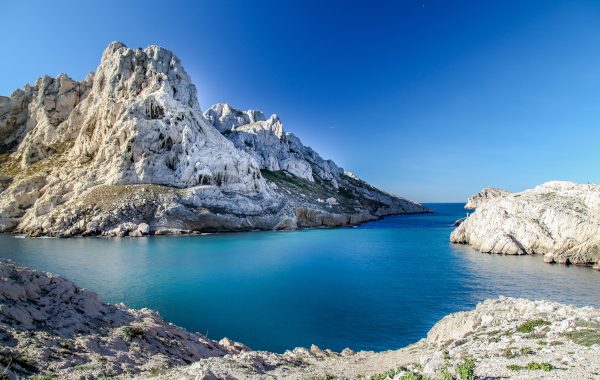 Ce séjour parcourt le renommé parc national des Calanques, de Marseille à Cassis, avec la particularité rare d'être accessible à tout marcheur.