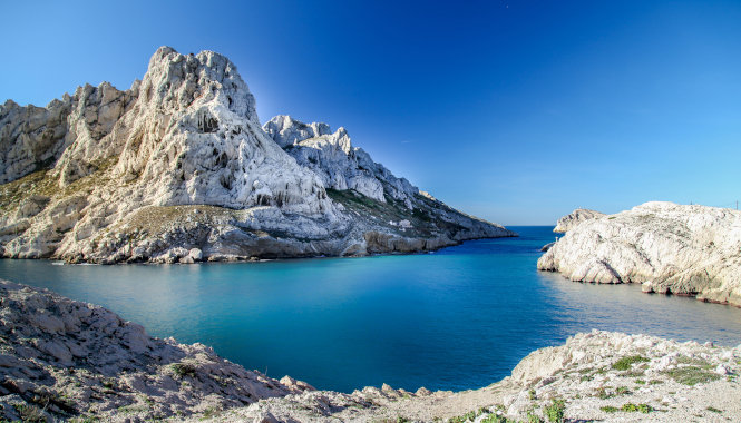 Ce séjour parcourt le renommé parc national des Calanques, de Marseille à Cassis, avec la particularité rare d'être accessible à tout marcheur.
