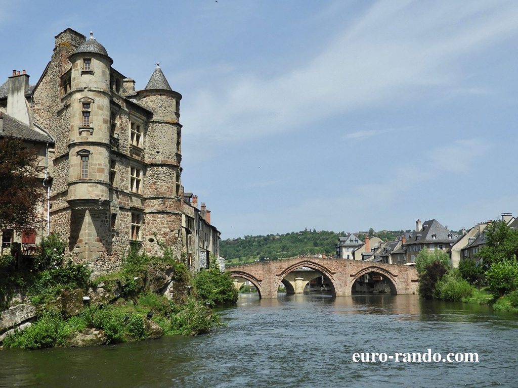 Des randonnées régionales pour découvrir le patrimoine local : villages, châteaux, églises, cathédrales et bien plus encore.